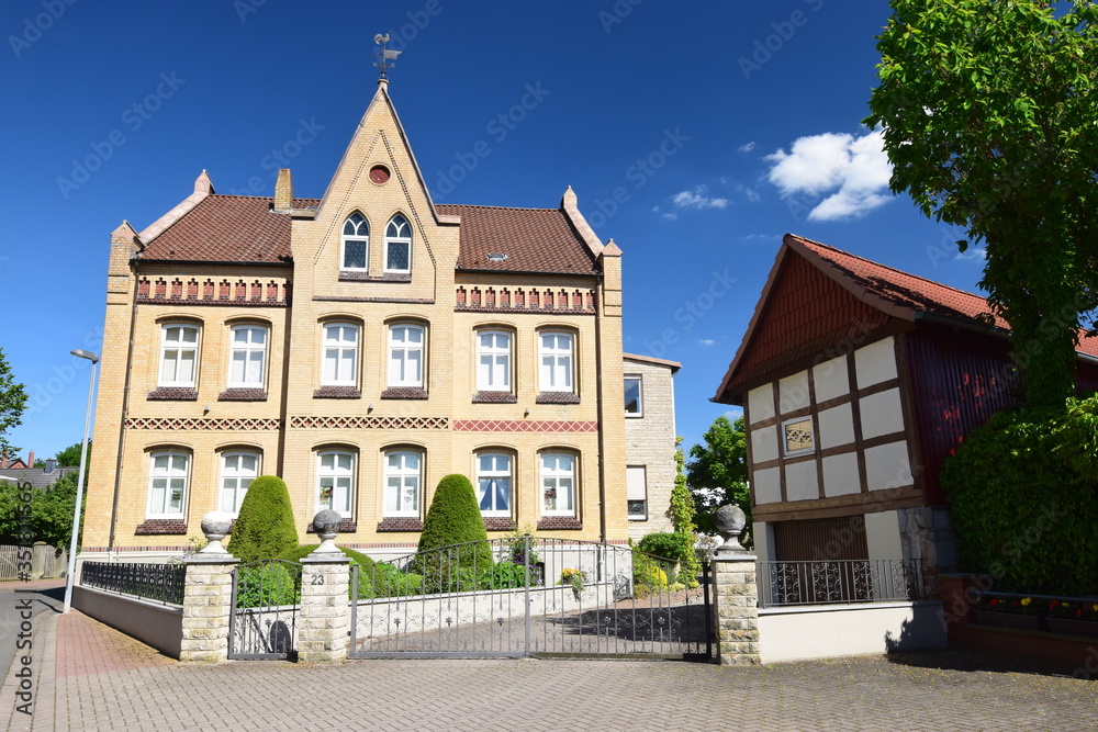 Dorfstraße in Schulenburg mit hübschem Bauernhaus