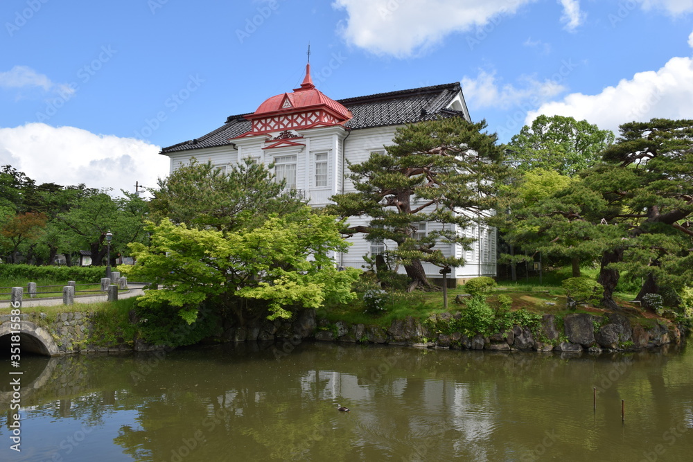 赤いドームの大宝館 ／ 山形県鶴岡市にある大宝館は、大正天皇の即位を記念して、大正４年(1915)に建てられた、赤いドームと白壁が特徴の、完成度の高い擬洋風建築です。開館当初は、物産陳列場、戦後は市立図書館として利用されていました。現在は、明治の文豪・高山樗牛や、日本のダ・ヴィンチといわれた松森胤保、昭和初期の日本の代表作家・横光利一など、鶴岡が生んだ先人たちの偉業を讃える資料を展示しています。