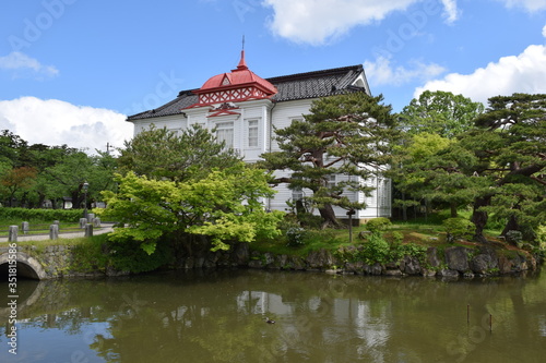 赤いドームの大宝館 ／ 山形県鶴岡市にある大宝館は、大正天皇の即位を記念して、大正４年(1915)に建てられた、赤いドームと白壁が特徴の、完成度の高い擬洋風建築です。開館当初は、物産陳列場、戦後は市立図書館として利用されていました。現在は、明治の文豪・高山樗牛や、日本のダ・ヴィンチといわれた松森胤保、昭和初期の日本の代表作家・横光利一など、鶴岡が生んだ先人たちの偉業を讃える資料を展示しています。 © FRANK