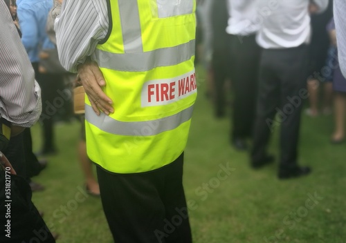 Photo Fire warden man in the training of emergency fire drill