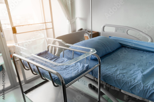 Tapety artystyczne modern and comfortable equipped hospital room
