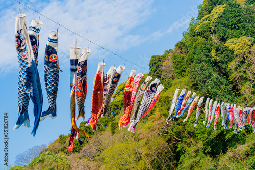 里山の空を泳ぐ鯉のぼり