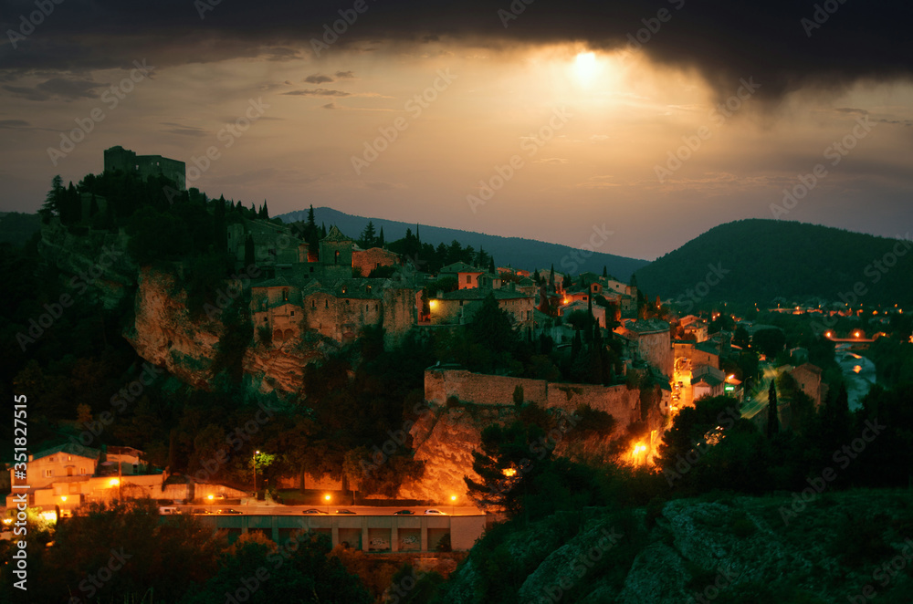 Die Nacht bricht ein über Vaison la Romaine in der Provence