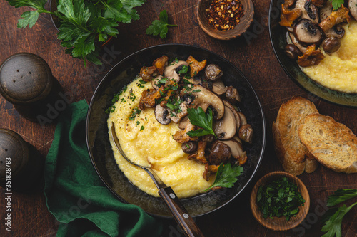 Creamy polenta with fried mushrooms