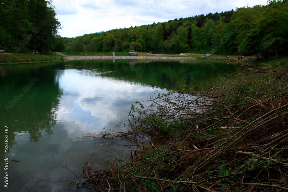 Blick auf den paulinensee bei pforzheim im enzkreis