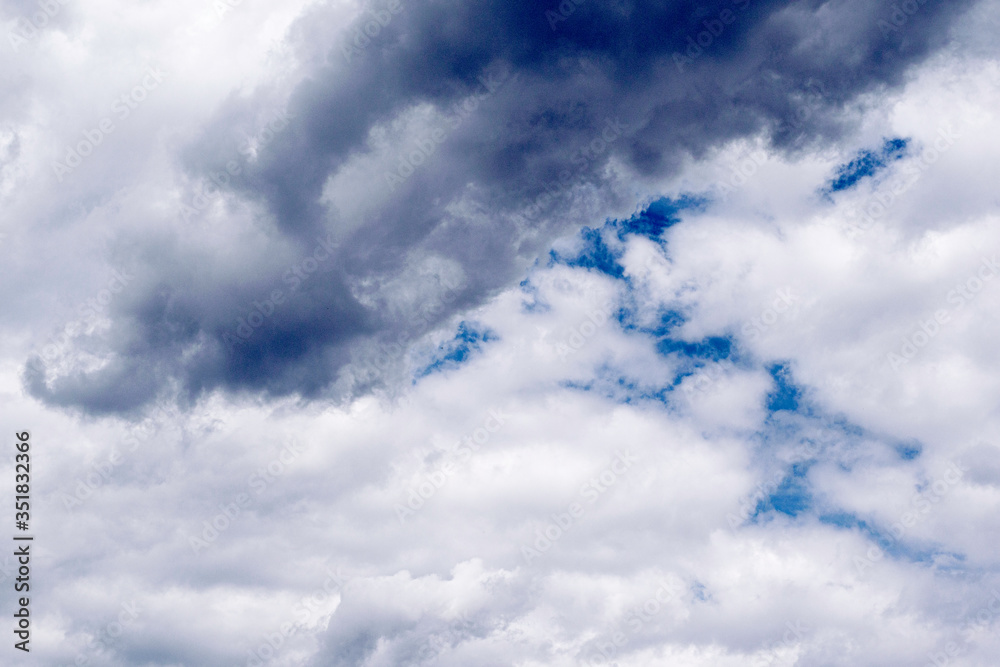 Obraz premium rain clouds in a blue sky for backdrop background