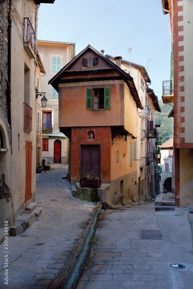 Obraz premium rue Cagnoli dans le village de Saint Martin Vésubie dans le haut pays niçois dans les Alpes Maritimes en France