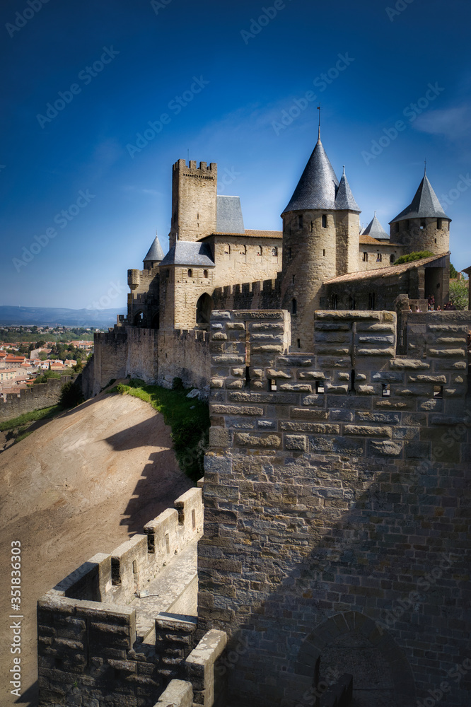 Murallas de la ciudad medieval de Carcassonne en Francia. Vista lateral del castillo antiguo.
