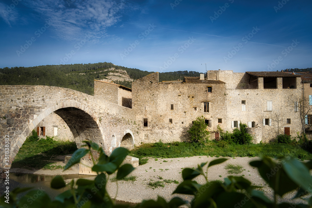 Roussillon : vallée de l'orbieu, cité médiévale de lagrasse. Pueblo de los mas boites de Francia.