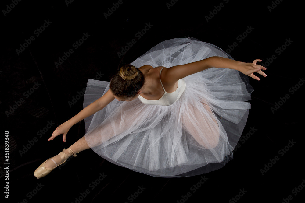 Naklejka premium Vista aerea Ballet sobre fondo negro