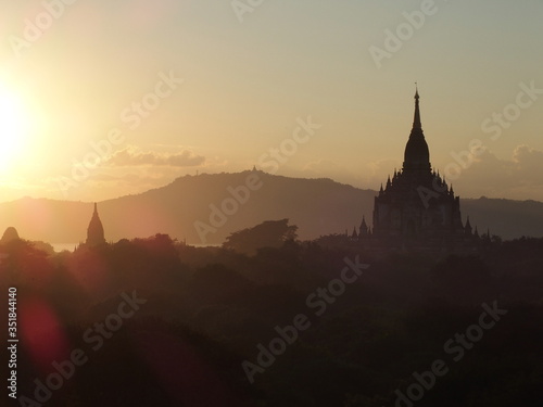 Coucher de soleil sur les temples de Bagan, Myanmar © Maud