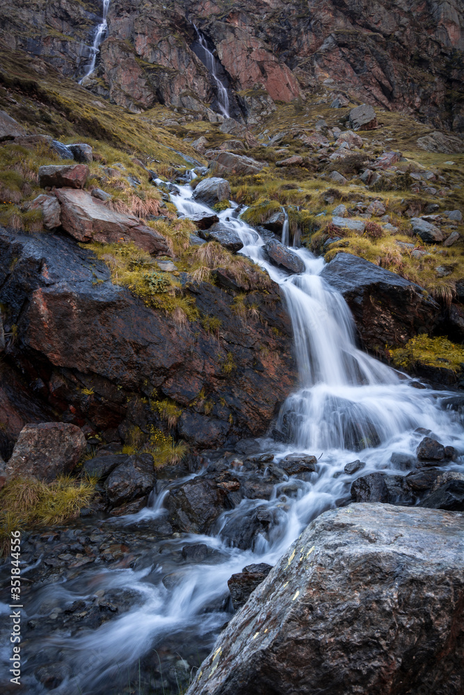 Fototapeta premium Pose longue au lac de Soulcem dans les Pyrénées - Ariège - Occitanie - France