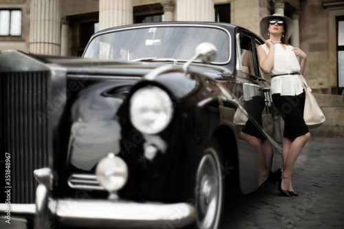 Frauen. Antikes Auto. Geschäftsfrau. © Sergey