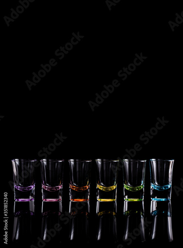 Kolorowe kieliszki do wódki i alkoholu