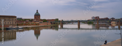 Panoramica del puente de Saint-Pierre, Toulouse, France.
