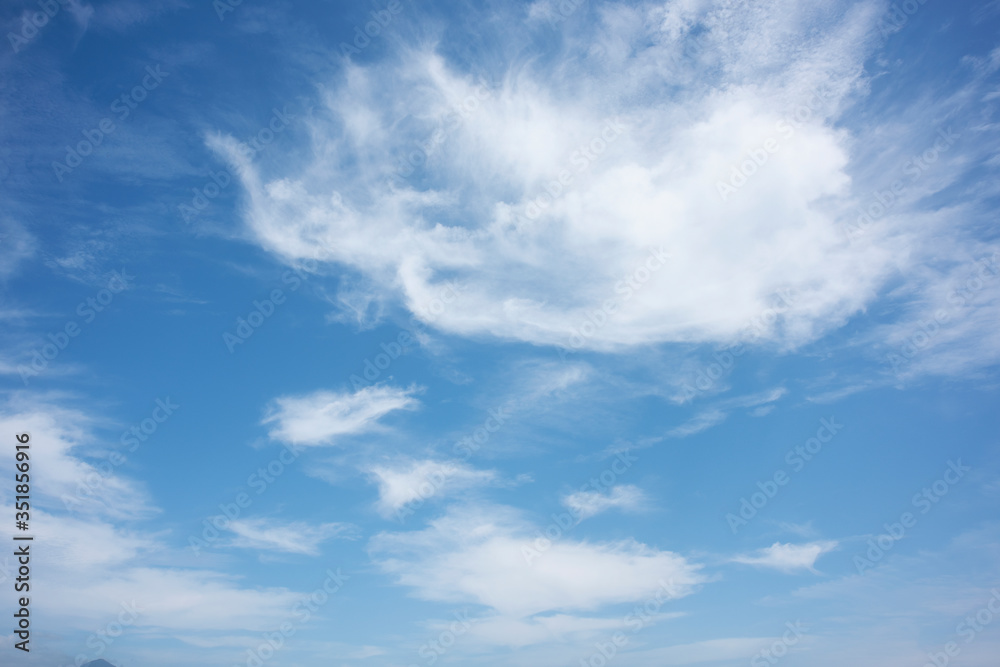 白い雲と青い空