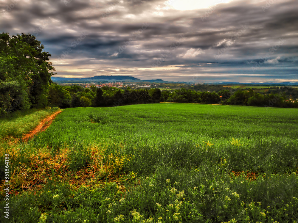 Landschaft bei Kitzingen am Main in Unterfranken mit Blick auf den Schwanberg Landschaft bei Kitzingen am Main in Unterfranken mit Blick auf den Schwanberg
