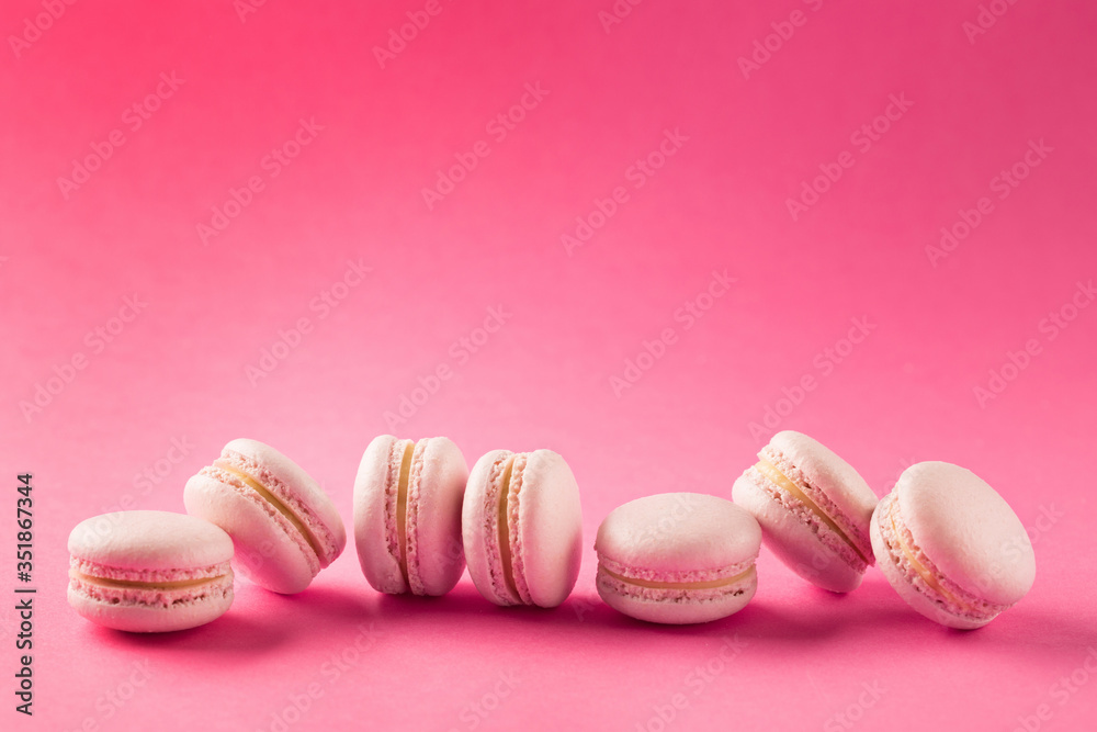 Obraz premium Rose macaroons on pink background