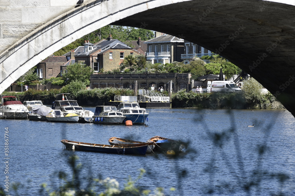 Naklejka premium bridge over the river thames