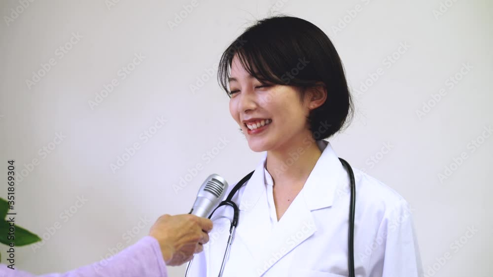 インタビュー 医師 白衣 聴診器 インタビュー 医師 白衣 聴診器