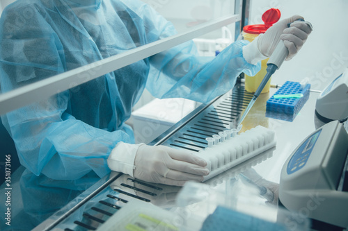 Φωτογραφία Professional scientist working with liquids in sterile conditions