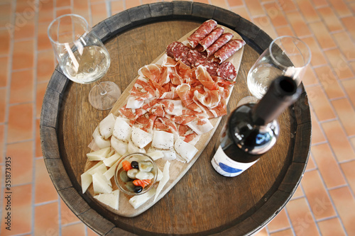 tagliere di affettato e vino