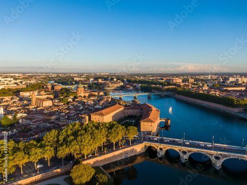 Obraz na płótnie Aerial view of the Toulouse city center, Saint Joseph Dome and River Garonne, France w salonie