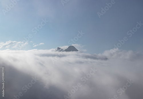 Montagne au dessus des nuages © Théo Lheureux