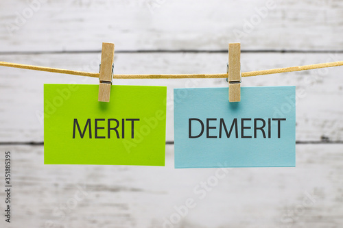 吊るされたメモ「MERIT」と「DEMERIT]