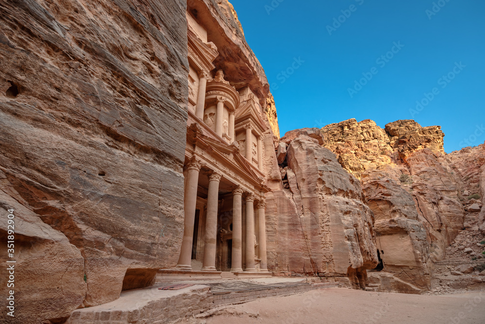 ancient ruins in petra jordan