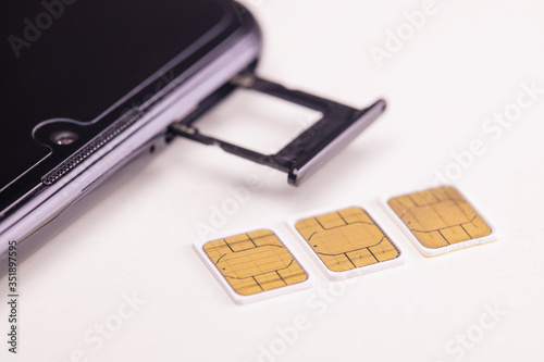 фотографія スマートフォンと3枚のnanoSIMカード