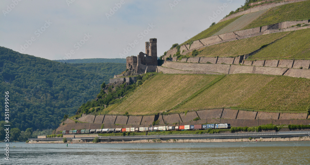 güterzug im rheintal bei rüdesheim güterzug im rheintal bei rüdesheim