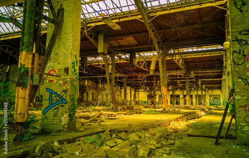 Lost Place Bahnausbesserungswerk altes Hallengeb  ude vor dem Zerfall