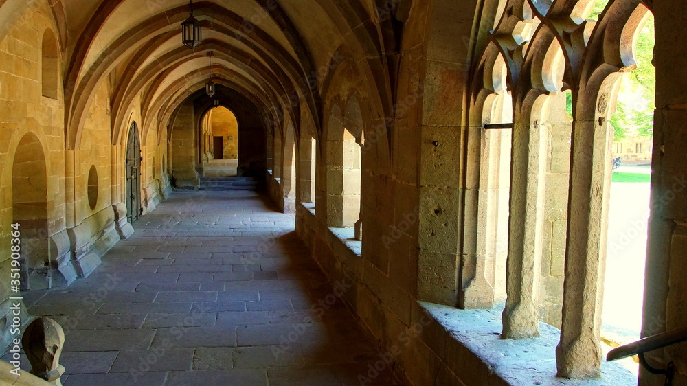 gotischer Kreuzgang im Kloster Maulbronn mit Bogen und Fenster zum Innenhof
