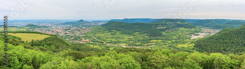 Blick vom Sch  nbergturm aka Unterhos   ber das Echaztal auf Reutlingen und Pfullingen mit der Achalm