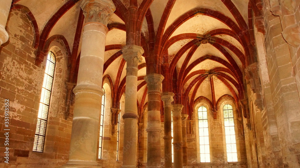 Speiseraum der Mönche im Kloster Maulbronn mit Säulen und rotem Deckengewölbe