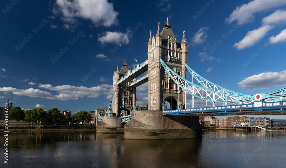 Obraz premium A beautiful view of Tower Bridge and river Thames on a sunny day as seen from Southwark, London, United Kingdom.