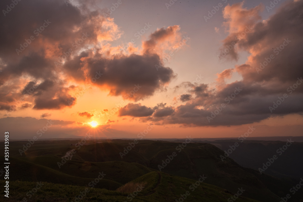 Obraz premium 阿蘇の夜明け