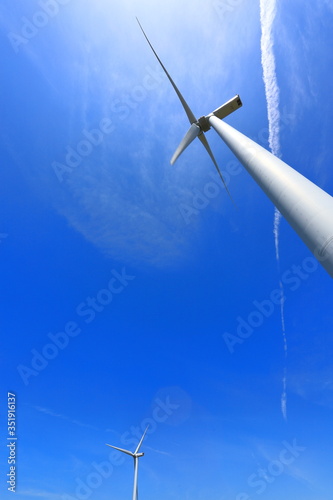 2本の風力発電機と飛行機雲 © HIDEKAZU