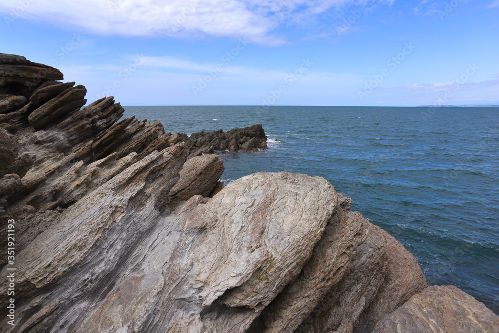 海辺の鋭利な岩のある風景