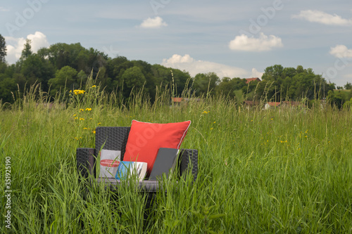 Urlaub zu Hause in Bayern im Garten mit Büchern