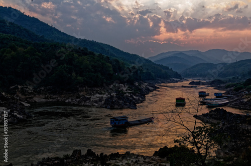 Abendstimmung am Mekong in Pakbeng in Laos photo