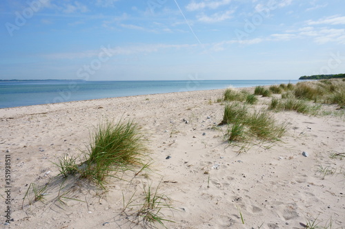 Wei  er Ostsee Sand Strand mit D  nen und blauem Himmel