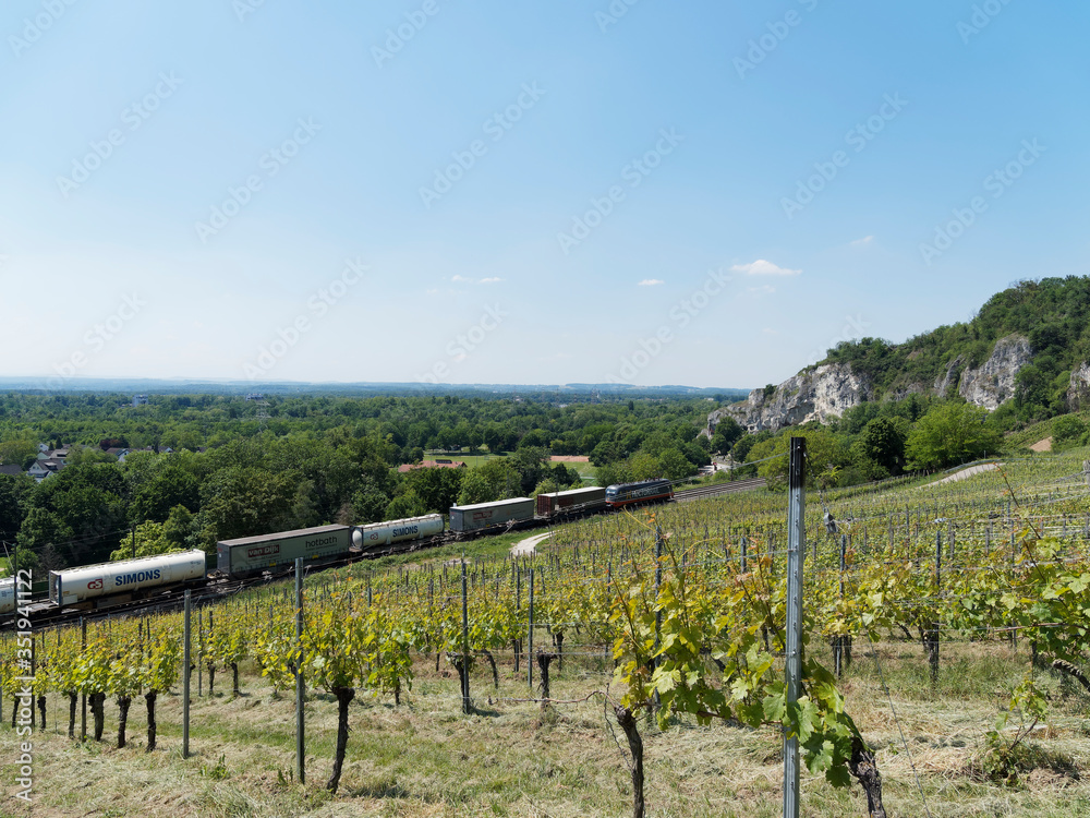Blick auf Istein Weinberge in Baden-Württemberg. Ein Zug beim Isteiner Klotz oberhalb der Ortschaft nach Katzenbergtunnel entlang des Dorfes