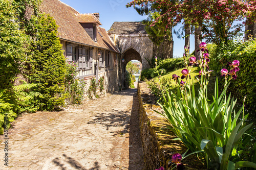 Fototapeta Naklejka Na Ścianę i Meble -  Village de Gerberoy  avec ses rues étroites fleuries et ses vieilles maisons traditionnelles 