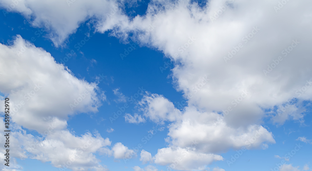 Obraz premium White clouds against blue sky background