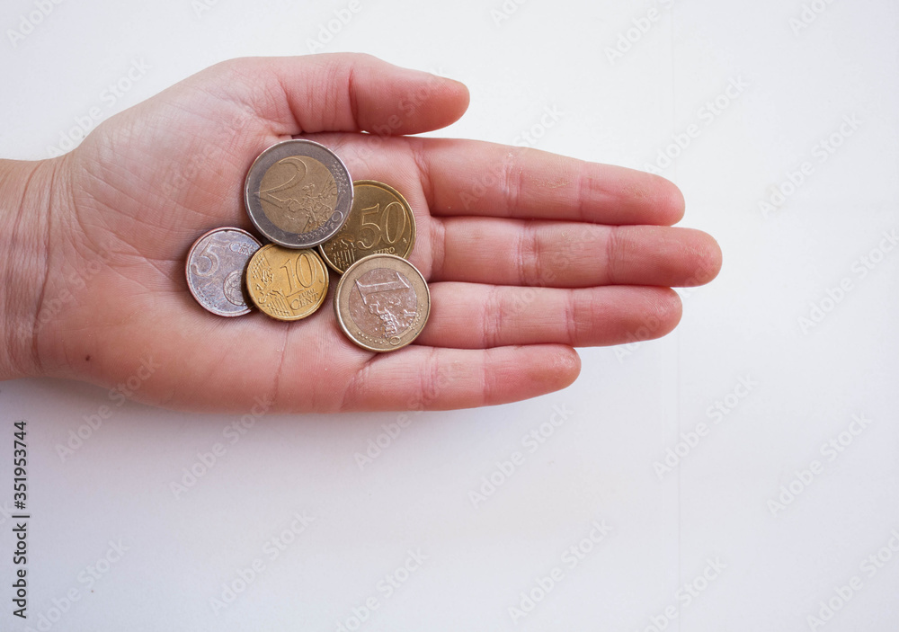 Mano con monedas de euro sobre un fondo blanco Mano con monedas de euro sobre un fondo blanco