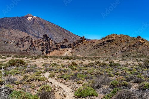 Wanderwege f  hren durch den Krater des Teide