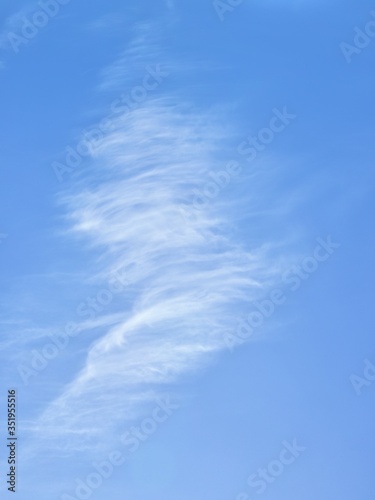 静かな青空を流れる薄雲 01