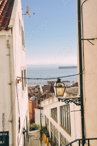 Aussicht aufs Meer aus einer engen Gasse in der Altstadt photo